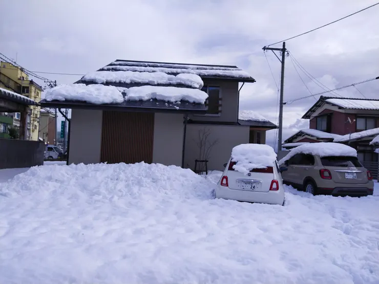 看屋頂及車頂就能想像雪下得很大