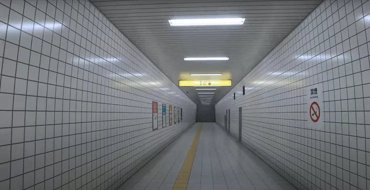 樓梯直接出現在地下道盡頭(別想騙我!