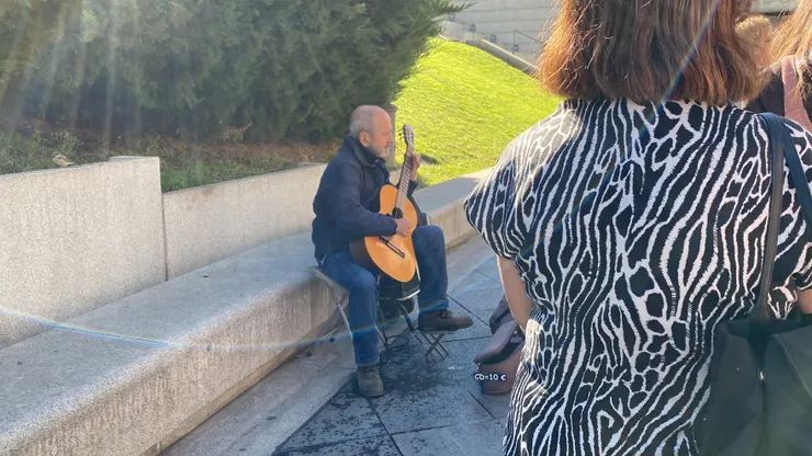 排隊時聽的美妙的吉他街頭藝人表演（哎呀應該跟他買個CD的）