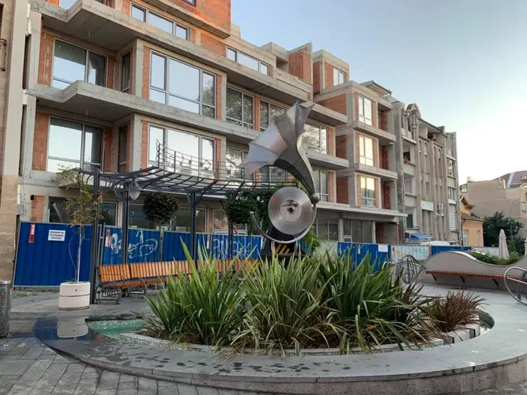 主街道裝置藝術，後面的房子也是興建到一半