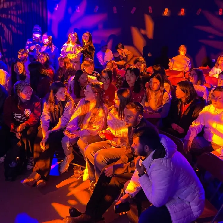 各國的學生們在各自組別彼此討論答案。