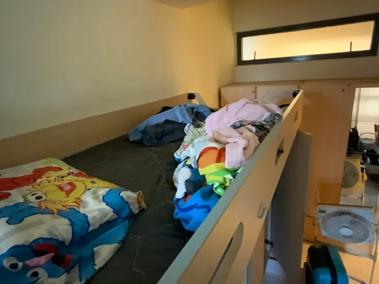 人生第一次長時間離開家裡生活，發現其實原來沒有床單也可以睡得很香😴