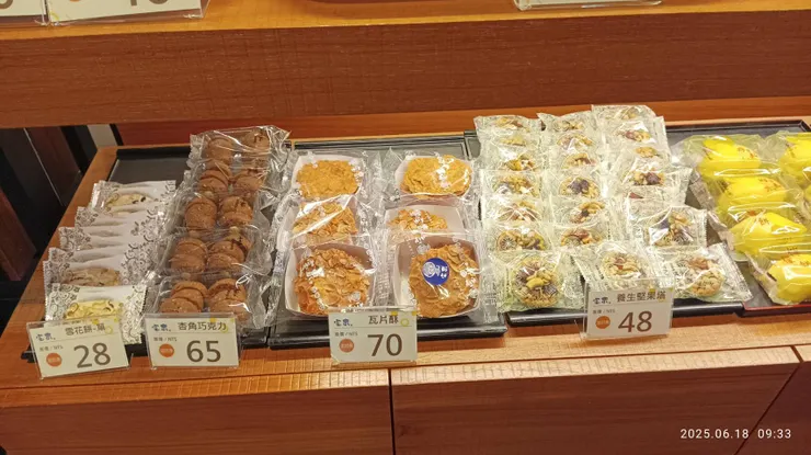 ▲宝泉的小點心種類越來越豐富，中式西式都能選擇！（雪花餅、杏角巧克力、瓦片酥、堅果塔、檸檬蛋糕）