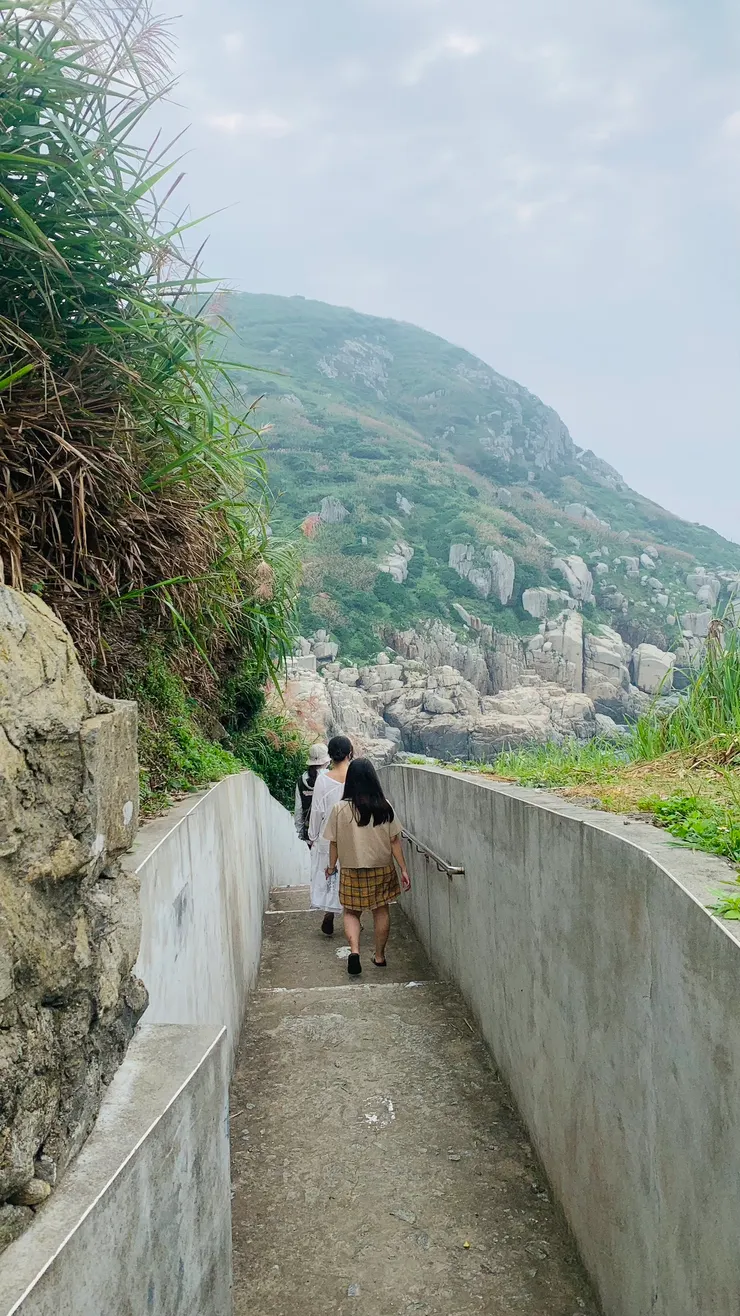 一線天的遊玩順序是先往下，再往上。