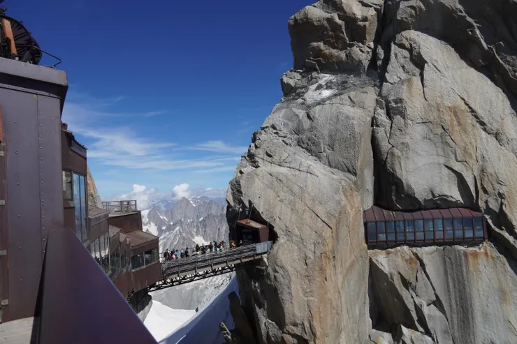 連結南針峰北峰和主峰的天橋