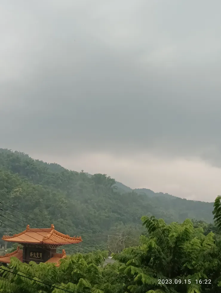 朝元寺山門外小丘綠陵