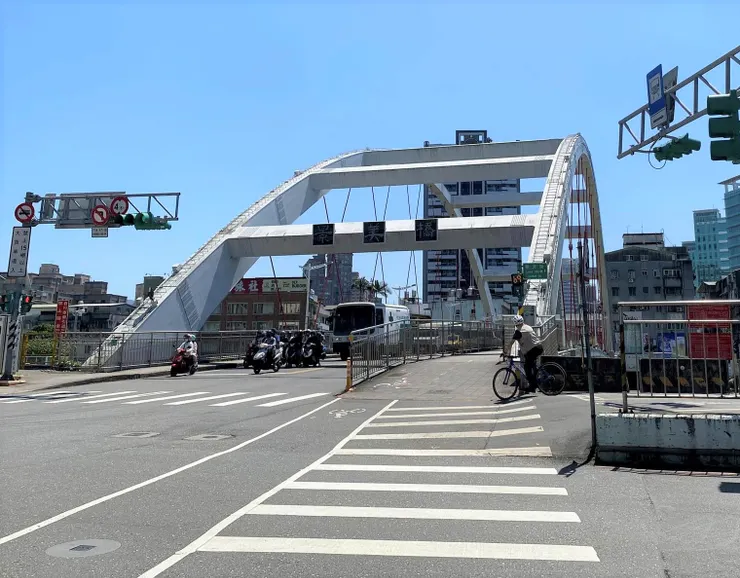 第四代 （2010–至今）斜吊索拱橋，仍名「景美橋」