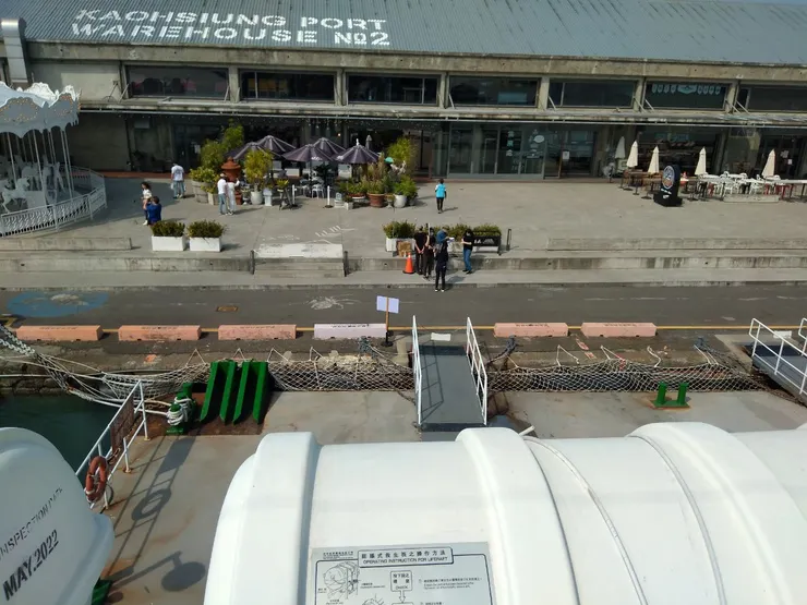 此時~外面風景漂亮 ,看一看有沒有警察。