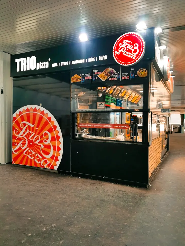 德利站的快餐店是趕車旅人的大福音。