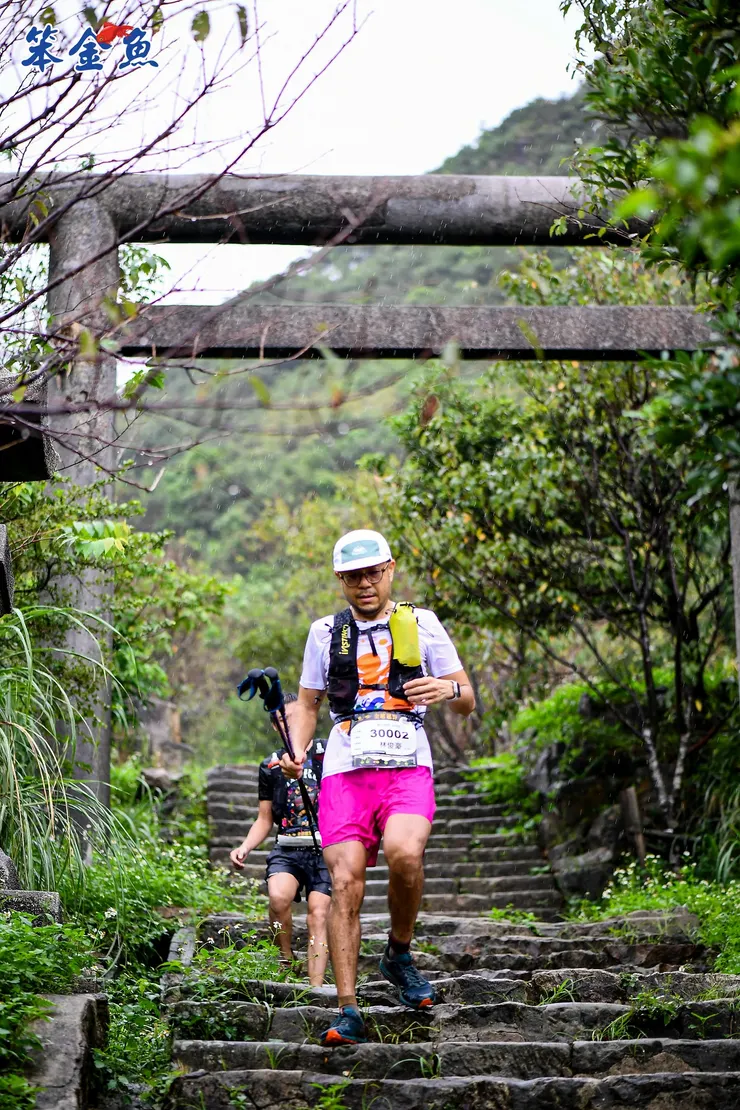 跑過黃金神社鳥居遺構的參賽者(圖片來源:金礦越野臉書官方帳號)