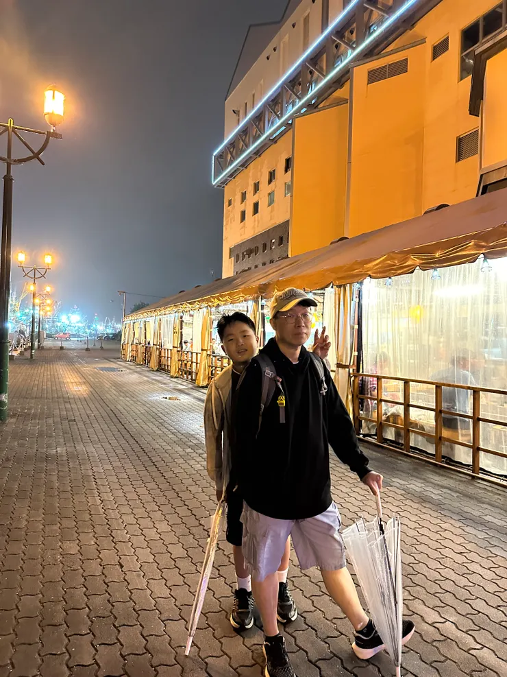 MOO戶外屋台,裡面好多人呀