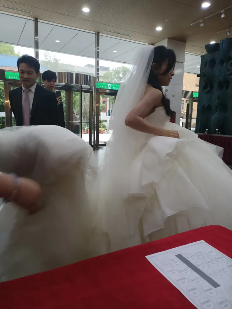 剛好看到新娘出來，漂亮！😳