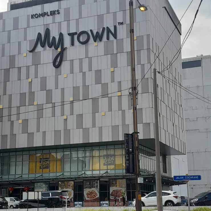 MyTown購物中心前的葛京路路牌。-攝於2025年7月14日。
