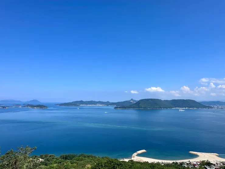 這個角度可以看到港口和男木島