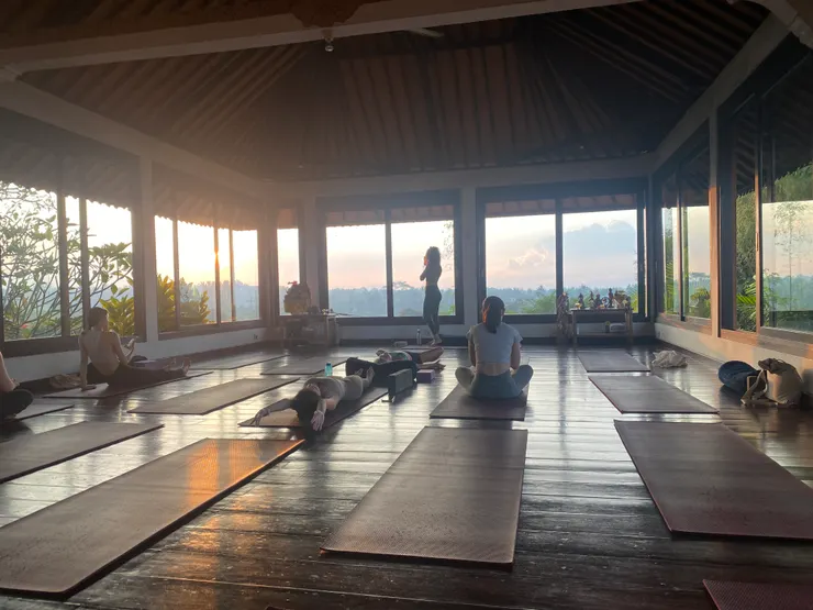 剛到教室拍一張,教室的空間滿大的,後來學生陸續進來 這堂課也是快客滿啊,早起的體驗感受真好