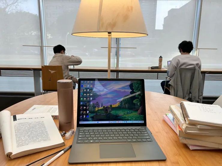 我凌亂的圖書館桌子。
