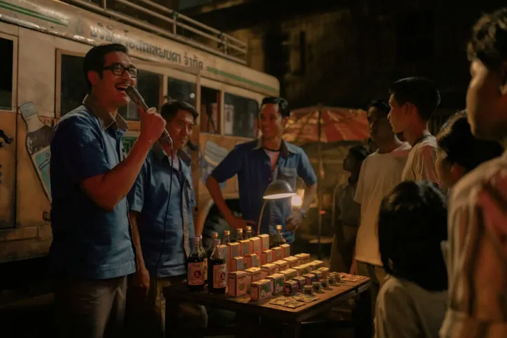 放映電影中場休息時順便賣藥，圖片來源：Netflix