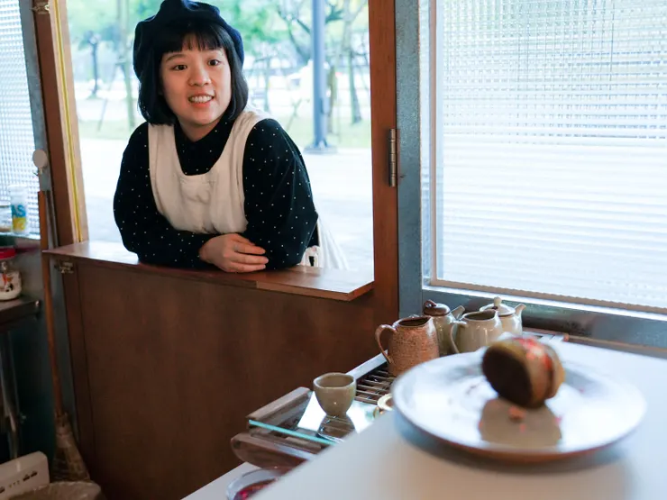 得意地看著自己的作品