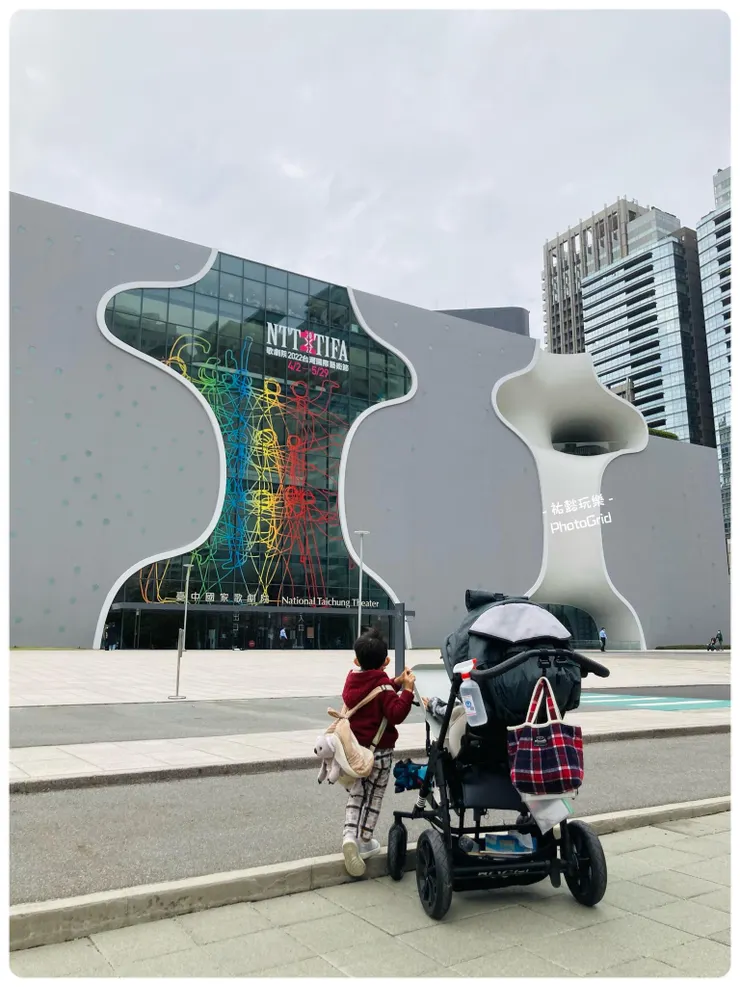 台中歌劇院白天與入夜後一樣美麗~步行不到10分鐘。