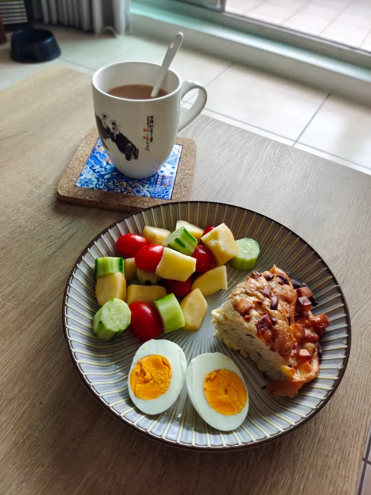 五彩蔬果、白煮蛋、雜糧麵包及奶茶。蔬果洗洗切切，水煮蛋，大同電鍋鋪紙巾，打溼，跳起就完成。(作者拍攝）