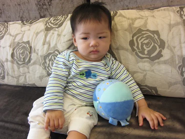 2011六個月大的子祐因為腦傷面無表情~