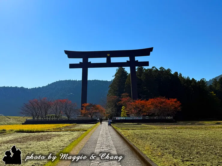 熊野本宮大社的大鳥居，高達33.9公尺，建於2000年，是日本第一大鳥居。遠遠的看到祂，就覺得相當的震撼。鳥居的形式是明神鳥居，中央還有八咫烏的標誌，十分雄偉。