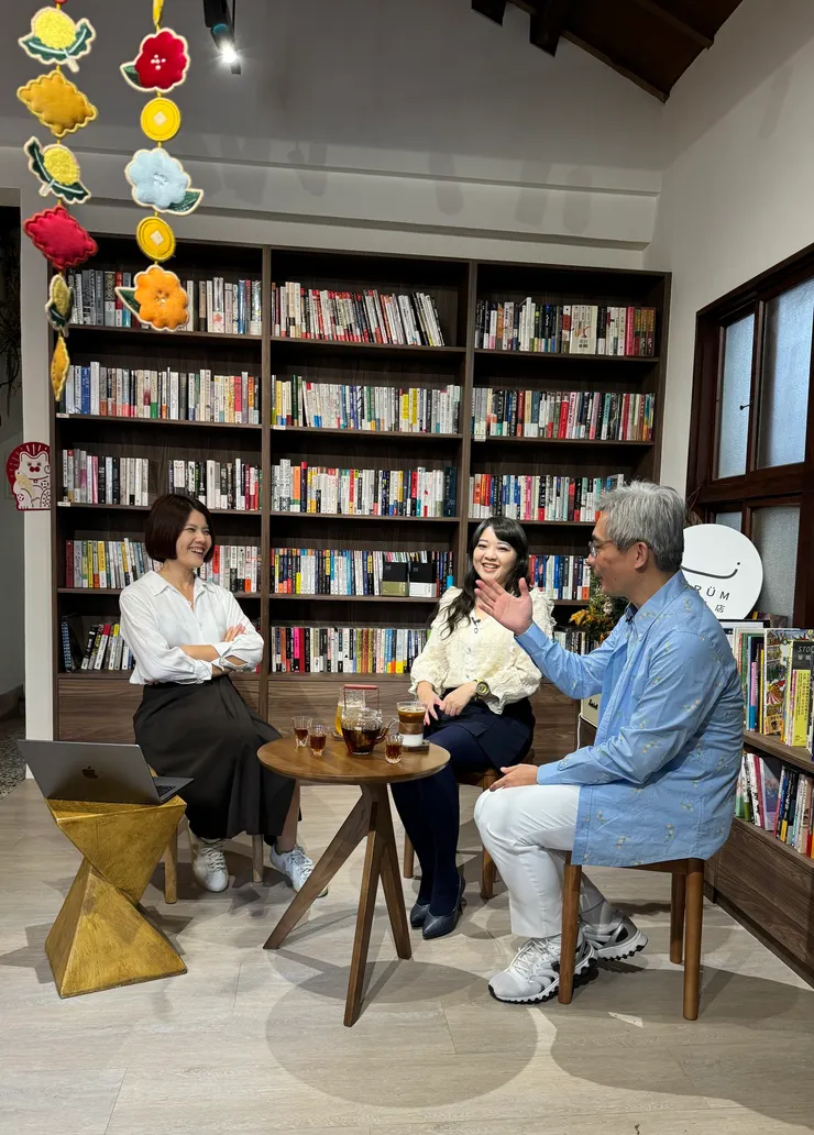  左起主持人亦琳，中間謝宛婷醫師，右邊為郭于誠醫師，共同錄製Podcast《隔壁的桌子》 攝影｜曾懿霆