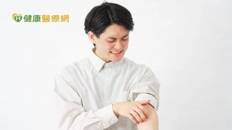 譚國棟醫師提醒，有些免疫風濕疾病在早期會被誤認為皮膚過敏或濕疹，尤其是乾燥症、皮肌炎或紅斑性狼瘡。