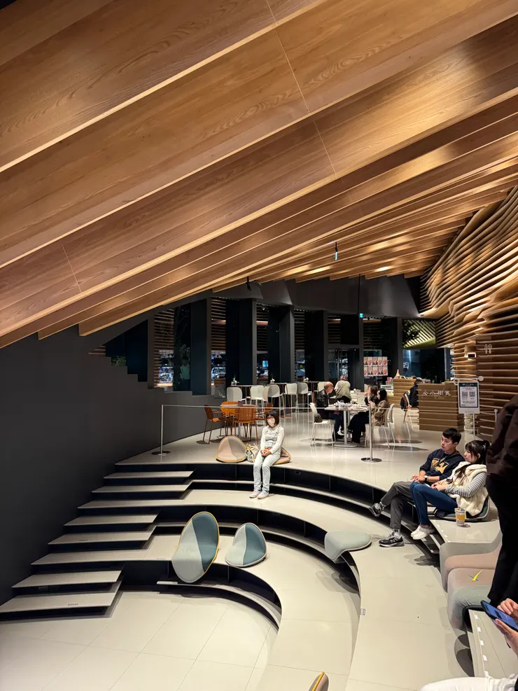 勤美術館一樓大廳，頂樓是綠植共生的建築