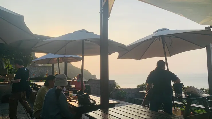 雖然外面座位無法預約,但直接面海也很讚。