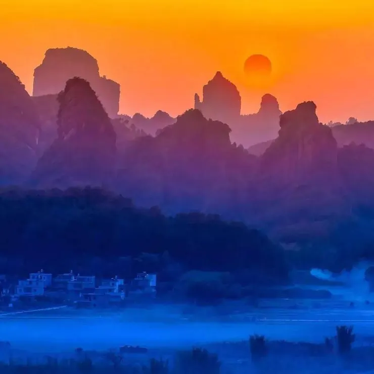 老爸從家鄉穿過南嶺走到韶關時,理應見到過的山川景色。但他說當初什麼都「不曉得」。這是取自網路的廣東韶關丹霞地貌。