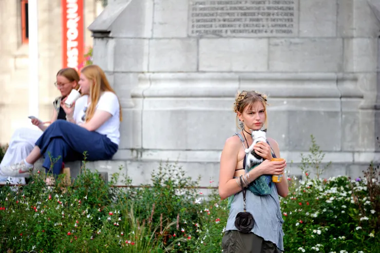 【集市廣場Jan Breydel & Pieter de Coninck青銅雕像下抱貓的女子。】