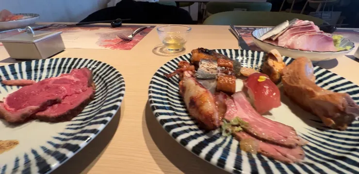 欣葉 NAGOMI 精緻熟食盤，內含鮮嫩烤魚、烤肋排與粉嫩爐烤牛小排，搭配職人握壽司，呈現高級日式吃到飽的優雅吃法