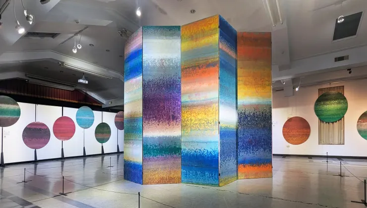 積吶虹光，〈青天白日滿地「虹」樓與虹心球〉，壓克力顏料、紙。