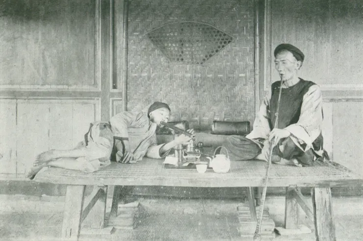 鴉片吸食與長煙管。典藏者：中央研究院臺灣史研究所檔案館。數位物件典藏者：中央研究院臺灣史研究所檔案館。創用CC 姓名標示-非商業性 3.0台灣（CC BY-NC 3.0 TW）。發佈於《開放博物館》