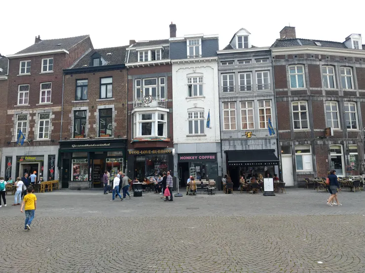 市集廣場四周的老建築中也都是商家