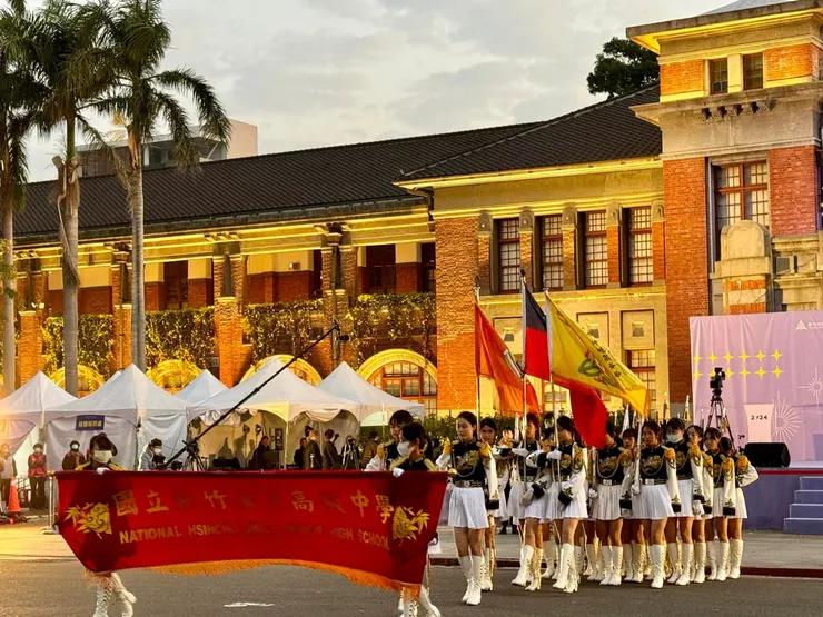 很久沒參加升旗典禮了？一大早起床感受冷風，還有新竹女中樂儀隊的熱力，很有趣喔！
