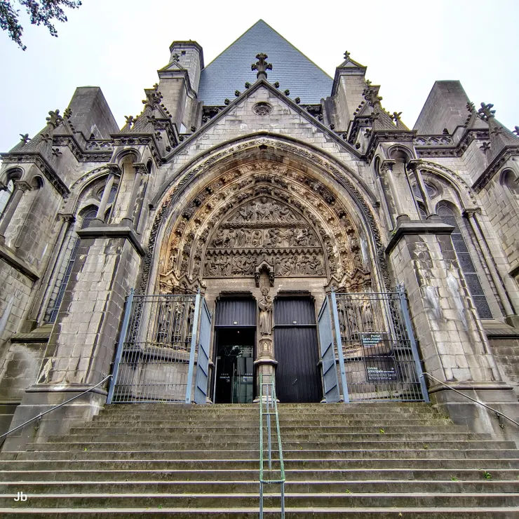 【德拉特雷耶聖母大教堂正門背面的出入口】