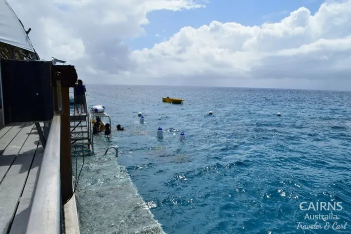 做船來到大堡礁較遠處的海洋，此處水深已有數10米