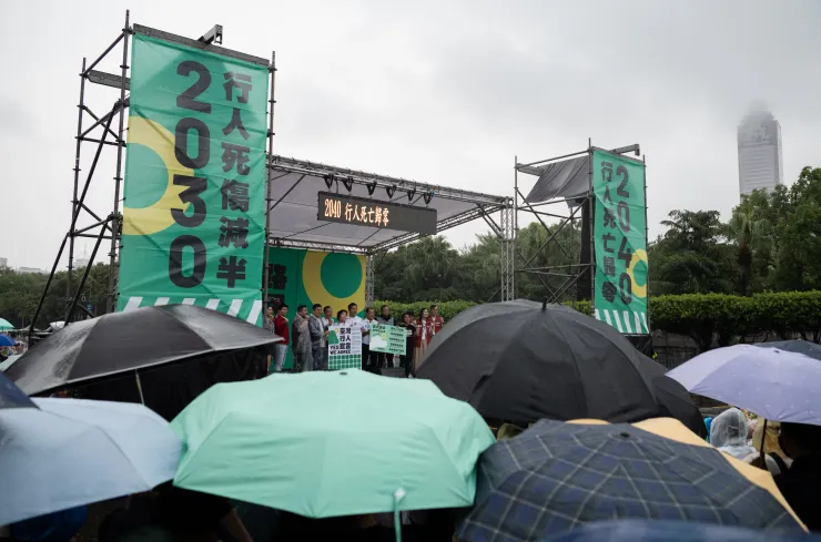 台灣比較大的黨派，在舞台上齊聚，共同承諾重視行人權益，改善行人設施。