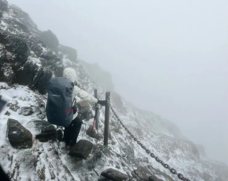 玉山頂滿佈冰霰的風景