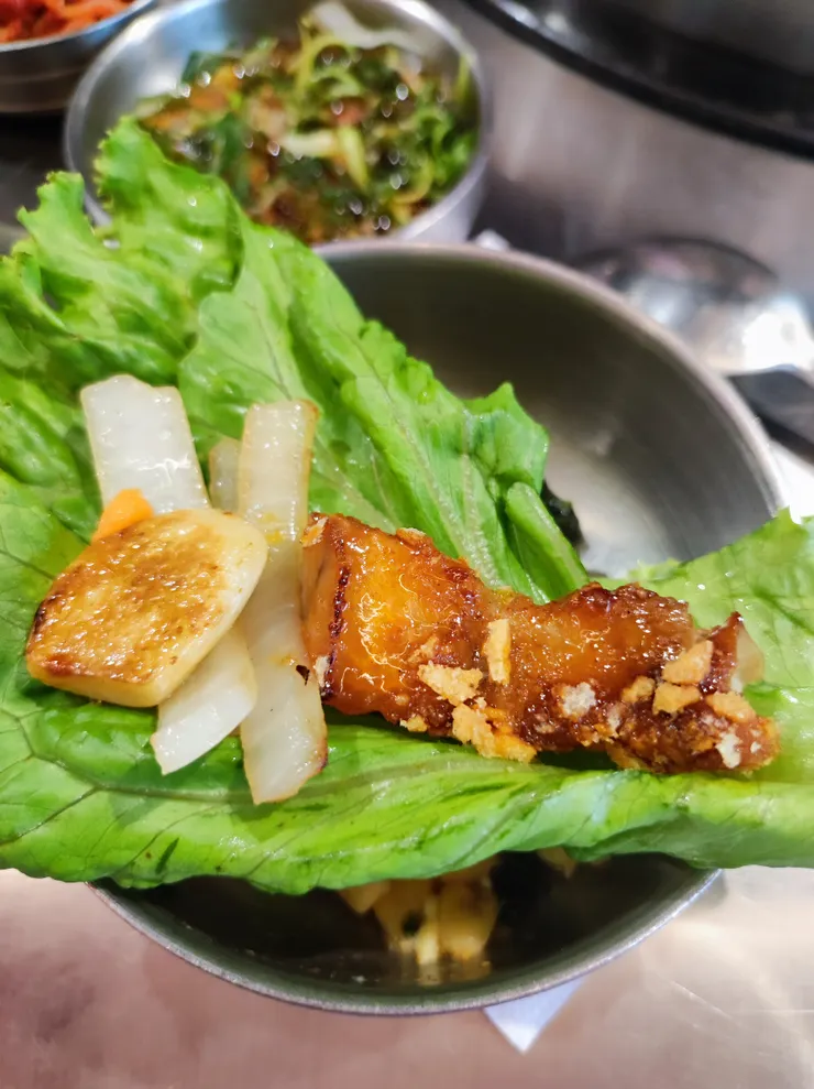 3吃，我包著菜和洋蔥吃，這樣才不會膩