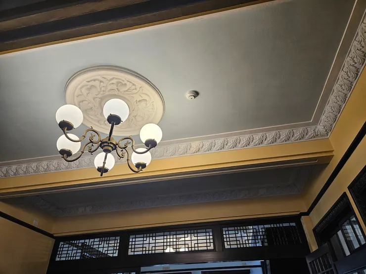 燈是後來做的，裝飾都是一芯二葉的茶葉