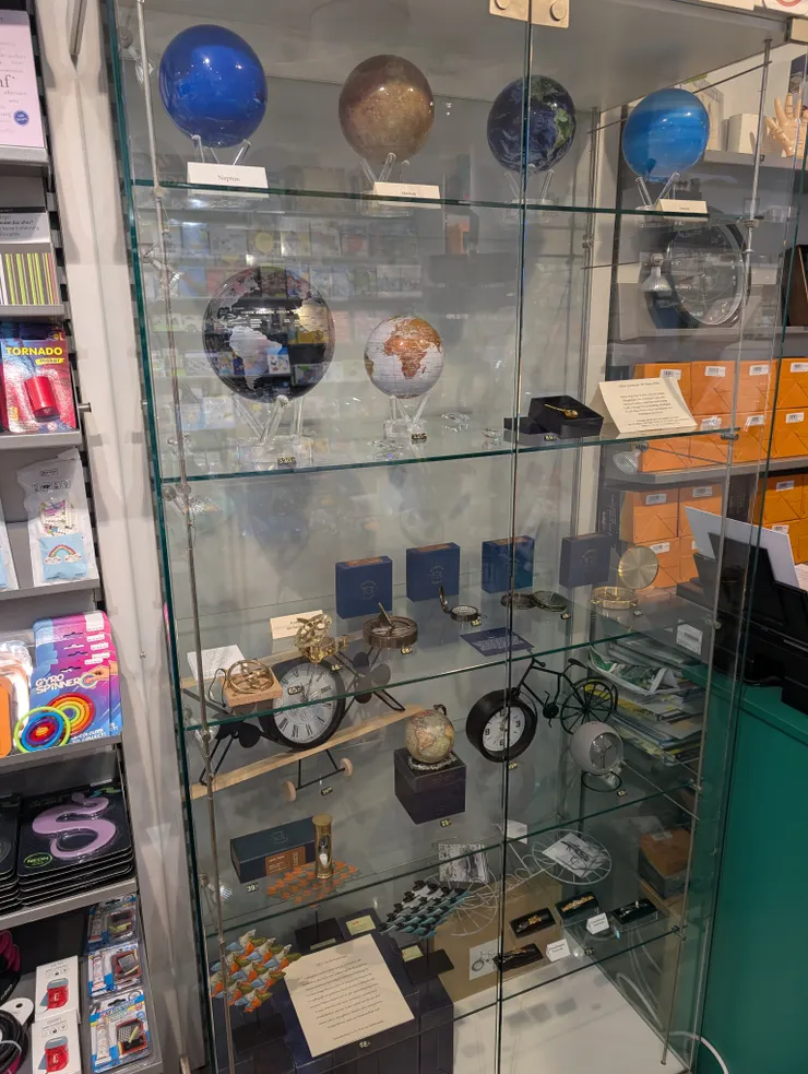 飄浮地球儀、指南針、艾雪