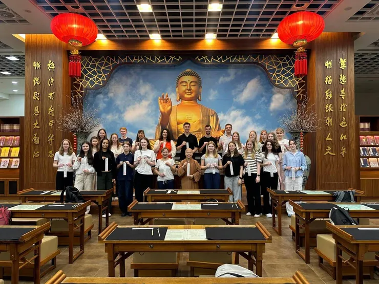 Sutra Calligraphy is one of the favorite experiences for international students at the Museum