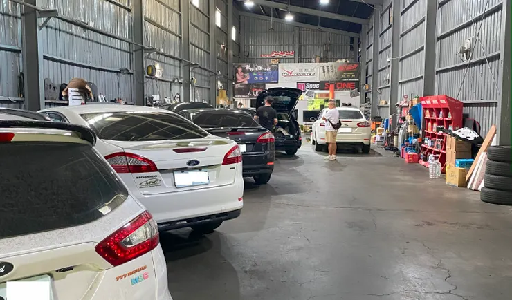 沒有冷氣、沒有華麗的招牌，只有一群把汗水變成節奏的人。這裡的每一聲敲擊，都是專業的語言。