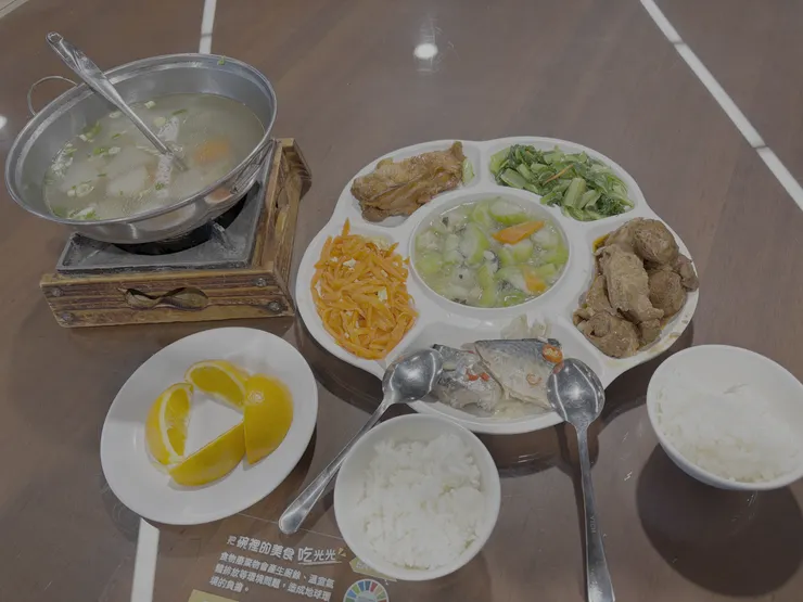 三肉三菜一湯 還有超甜水果 根本不像在山上