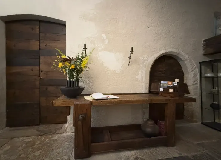 長桌上放著客人留言本