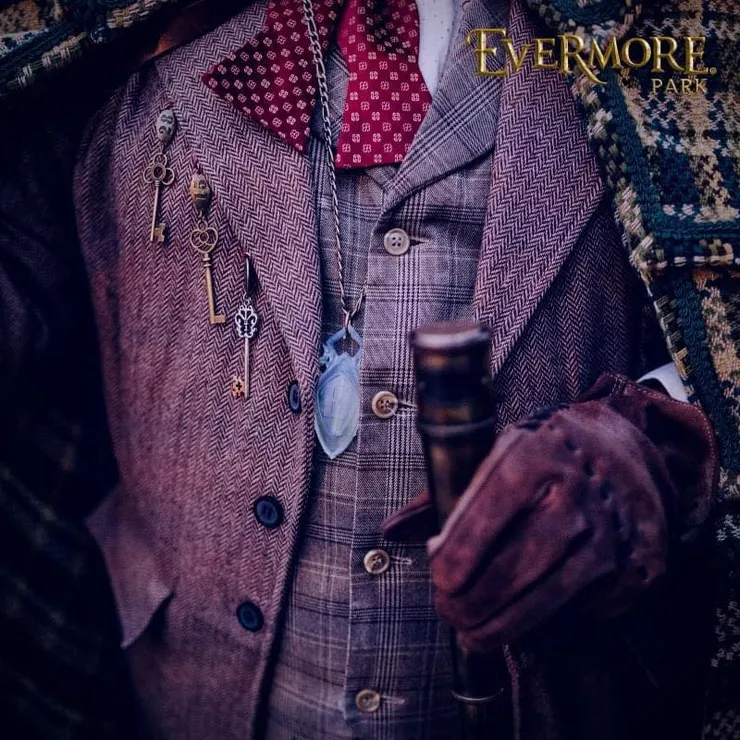 即使是在官方示出的宣傳照上也可以看到，演員配戴的墜飾並沒有保持完整的形狀。(圖片來源:Evermore Park, Pleasant Grove, UT. Facebook)