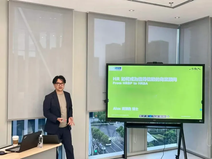 ▲當執行者正被AI取代，如何從執行者思維，升級到被信任的商業顧問思維。（圖/黃至堯博士）